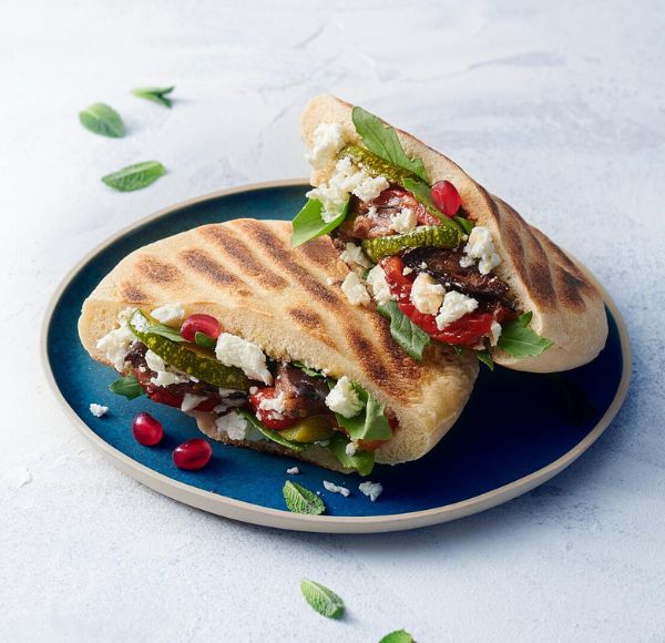 Sandwich estival à la feta, pain pita, légumes du soleil, sauce à la menthe